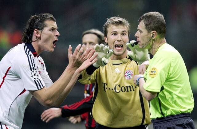 Daniel van Buyten (li.) und Torwart Michael Rensing (beide Bayern) beschweren sich entsetzt bei Schiedsrichter Iouri Baskakov (Rußland) -  Fußball EC 1 Herren Champions League 2006 2007, AC Mailand - FC Bayern München 2:2, Milan Gruppe Mailand Verzweiflung, Spannung, Fußball EC 1 Herren Champions League 2006 2007, AC Mailand - FC Bayern München 2:2, Milan Gruppe Mailand Verzweiflung, Spannung,
