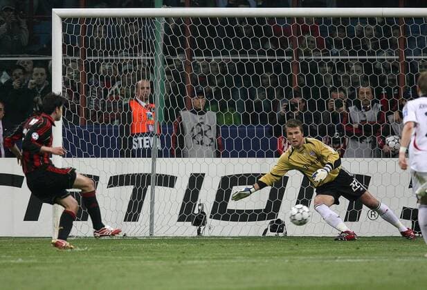 Kaka (AC Mailand) trifft per Elfmeter zum 2:1 gegen Torwart Michael Rensing (Bayern) -  Fußball EC 1 Herren Champions League 2006 2007, AC Mailand - FC Bayern München 2:2 Milan Gruppe Mailand Fußball EC 1 Herren Champions League 2006 2007, AC Mailand - FC Bayern München 2:2 Milan Gruppe Mailand