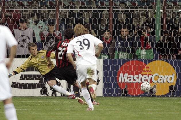 Torwart Michael Rensing (Bayern, li.) kassiert gegen Kaka (AC Mailand) das 1:2 per Elfmeter Fußball EC 1 Herren Champions League 2006 2007, AC Mailand - FC Bayern München 2:2, Milan Totale Mailand Dynamik, Fußball EC 1 Herren Champions League 2006 2007, AC Mailand - FC Bayern München 2:2, Milan Totale Mailand Dynamik,