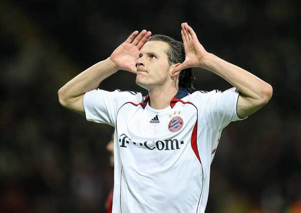 Daniel van Buyten (Bayern) will die Anhänger hören -  Fußball EC 1 Herren Champions League 2006 2007, FC Bayern München Einzelbild Mailand Freude, Fußball EC 1 Herren Champions League 2006 2007, FC Bayern München Einzelbild Mailand Freude,