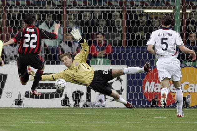 Torwart Michael Rensing (Bayern, Mitte) gegen Kaka (AC Mailand, li.) Fußball EC 1 Herren Champions League 2006 2007, AC Mailand - FC Bayern München 2:2, Milan Gruppe Mailand Dynamik, Fußball EC 1 Herren Champions League 2006 2007, AC Mailand - FC Bayern München 2:2, Milan Gruppe Mailand Dynamik,