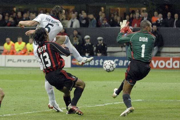 Daniel van Buyten (Bayern, hi.) erzielt das 1:1 gegen Alessandro Nesta und Torwart Dida (beide AC Mailand) Fußball EC 1 Herren Champions League 2006 2007, AC Mailand - FC Bayern München 2:2, Milan Gruppe Mailand Dynamik, Fußball EC 1 Herren Champions League 2006 2007, AC Mailand - FC Bayern München 2:2, Milan Gruppe Mailand Dynamik,