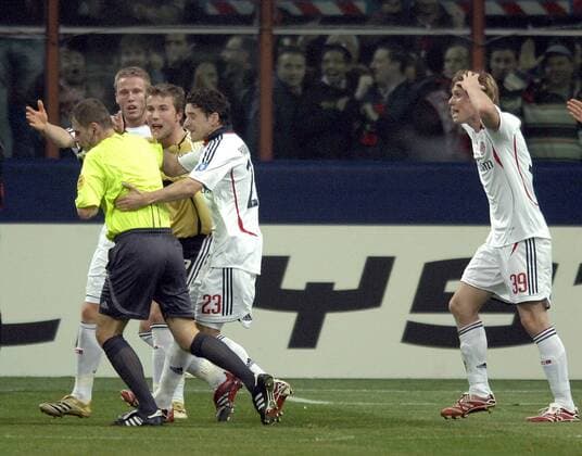 FIFA Schiedsrichter Iouri Baskakov (Russland, li.) wird von den Bayern Spielern um Torwart Michael Rensing und Owen Hargreaves (Mitte) bedrängt Fußball EC 1 Herren Champions League 2006 2007, FC Bayern München Gruppe Mailand Enttäuschung, Verzweiflung, Wut Fußball EC 1 Herren Champions League 2006 2007, FC Bayern München Gruppe Mailand Enttäuschung, Verzweiflung, Wut