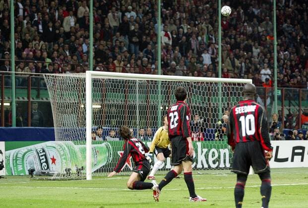 Andrea Pirlo (AC Mailand, li.) überwindet Torwart Michael Rensing (Bayern) zum 1:0 - Fußball EC 1 Herren Champions League 2006 2007, AC Mailand - FC Bayern München 2:2 Milan Totale Mailand Fußball EC 1 Herren Champions League 2006 2007, AC Mailand - FC Bayern München 2:2 Milan Totale Mailand