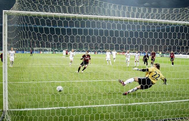 Kaka (AC Mailand) überwindet Torwart Michael Rensing (Bayern) per Elfmeter zum 2:1 - Fußball EC 1 Herren Champions League 2006 2007, AC Mailand - FC Bayern München 2:2 Milan Totale Mailand Fußball EC 1 Herren Champions League 2006 2007, AC Mailand - FC Bayern München 2:2 Milan Totale Mailand