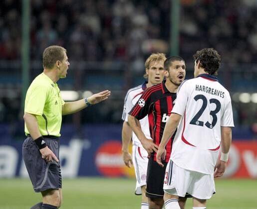 Gennaro Gattuso (AC Mailand, 2.v.re.) gerät mit Owen Hargreaves (Bayern) aneinander, FIFA Schiedsrichter Iouri Baskakov (Rußland) versucht zu schlichten Fußball EC 1 Herren Champions League 2006 2007, AC Mailand - FC Bayern München 2:2, Milan Gruppe Mailand Spannung Fußball EC 1 Herren Champions League 2006 2007, AC Mailand - FC Bayern München 2:2, Milan Gruppe Mailand Spannung