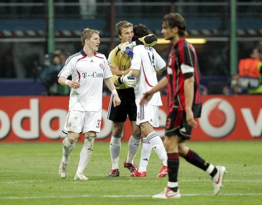 Schlußjubel Bayern, v.li.: Bastian Schweinsteiger, Torwart Michael Rensing, Claudio Pizarro; daneben Paolo Maldini (AC Mailand) Fußball EC 1 Herren Champions League 2006 2007, AC Mailand - FC Bayern München 2:2, Milan Gruppe Mailand Freude, Fußball EC 1 Herren Champions League 2006 2007, AC Mailand - FC Bayern München 2:2, Milan Gruppe Mailand Freude,
