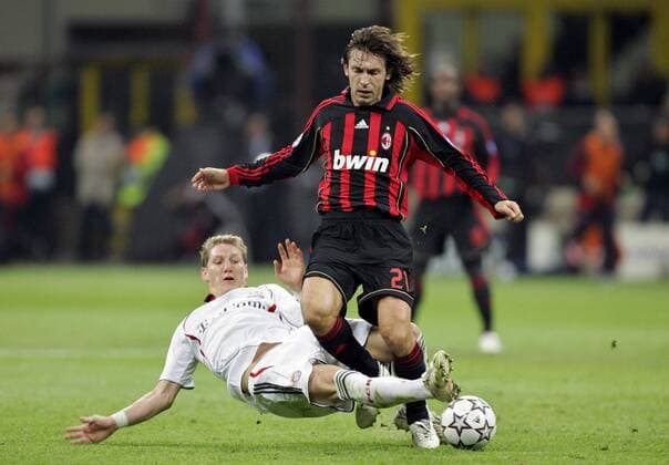 Bastian Schweinsteiger (Bayern, li.) foult Andrea Pirlo (AC Mailand) Fußball EC 1 Herren Champions League 2006 2007, AC Mailand - FC Bayern München 2:2, Milan Gruppe Mailand Dynamik, Kampf, Fußball EC 1 Herren Champions League 2006 2007, AC Mailand - FC Bayern München 2:2, Milan Gruppe Mailand Dynamik, Kampf,