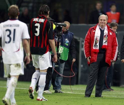 Manager Uli Hoeneß (re.) hat einen anerkennenden Blick für den Doppeltorschützen Daniel van Buyten (beide Bayern) in Maldinis Trikot parat Fußball EC 1 Herren Champions League 2006 2007, AC Mailand - FC Bayern München 2:2, Milan Gruppe Mailand Harmonie, Freude, Fußball EC 1 Herren Champions League 2006 2007, AC Mailand - FC Bayern München 2:2, Milan Gruppe Mailand Harmonie, Freude,