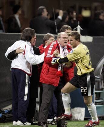 Torwart Michael Rensing und Manager Uli Hoeneß (beide Bayern) - Torjubel Fußball EC 1 Herren Champions League 2006 2007, FC Bayern München Gruppe Mailand Freude, Begeisterung Fußball EC 1 Herren Champions League 2006 2007, FC Bayern München Gruppe Mailand Freude, Begeisterung