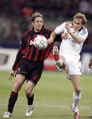 Massimo Ambrosini (AC Mailand, li.) gegen Andreas Ottl (Bayern) Fußball EC 1 Herren Champions League 2006 2007, AC Mailand - FC Bayern München 2:2, Milan Gruppe Mailand Dynamik, Fußball EC 1 Herren Champions League 2006 2007, AC Mailand - FC Bayern München 2:2, Milan Gruppe Mailand Dynamik,
