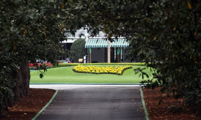 Blick auf das Clubhaus des National Golf Club in Augusta entlang der Magnolia Lane, bestehend aus 61 Magnolien - (Icon35717764) Golf Herren Masters Tournament 2007, PGA Tour Totale Augusta National Golf Club Augusta Golf Herren Masters Tournament 2007, PGA Tour Totale Augusta National Golf Club Augusta EDITORIAL USE ONLY