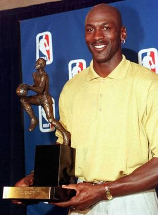 Michael Jordan (Chicago Bulls) - wertvollster Spieler der Saison 1997 1998 -  (chi98051801) Basketball Herren NBA 1997 1998, Preisverleihung, Auszeichnung, Spielerauszeichnung, Ehrung, Spielerehrung Einzelbild Chicago Freude, Basketball Herren NBA 1997 1998, Preisverleihung, Auszeichnung, Spielerauszeichnung, Ehrung, Spielerehrung Einzelbild Chicago Freude,