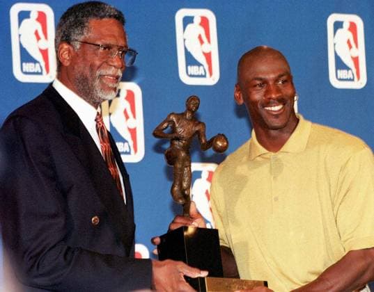 Basketballlegende Bill Russell (USA, li.) überreicht Michael Jordan (Chicago Bulls) die Trophäe für den wertvollsten Spieler der Saison 1997 1998 -  (chi98051802) Basketball Herren NBA 1997 1998, Preisverleihung, Auszeichnung, Spielerauszeichnung, Ehrung, Spielerehrung Gruppe Chicago Basketball Herren NBA 1997 1998, Preisverleihung, Auszeichnung, Spielerauszeichnung, Ehrung, Spielerehrung Gruppe Chicago