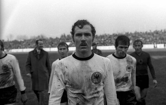 Franz Beckenbauer (BR Deutschland) - Abgang Fußball Länderspiel Herren EM Qualifikation 1971, Nationalmannschaft, Nationaltrikot, BRD, Vneg, Vsw Einzelbild Tirana Fußball Länderspiel Herren EM Qualifikation 1971, Nationalmannschaft, Nationaltrikot, BRD, Vneg, Vsw Einzelbild Tirana