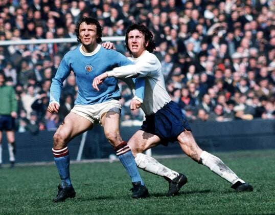Mike Summerbee (Manchester City, li.) gegen Roy McFarland (Derby County) -  Fußball Herren English Football League First Division 1971 1972, One, 1. Englische Liga Gruppe Manchester Dynamik, Kampf, Fußball Herren English Football League First Division 1971 1972, One, 1. Englische Liga Gruppe Manchester Dynamik, Kampf,
