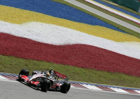 Lewis Hamilton (England McLaren Mercedes) in seinem Boliden Motorsport Grand Prix Herren Großer Preis von Malaysia 2007, Formel 1 Weltmeisterschaft, F1, F, GP, WM, Qualifying Totale Kuala Lumpur Sepang Motorsport Grand Prix Herren Großer Preis von Malaysia 2007, Formel 1 Weltmeisterschaft, F1, F, GP, WM, Qualifying Totale Kuala Lumpur Sepang