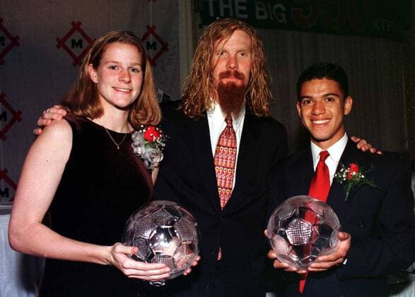 Johnny Torres (Creighton University Bluejays, re.) mit Cindy Parlow (North Carolina Tar Heels) und Nationalspieler Alexi Lalas (alle USA) und ihren Trophäen als beste Collegespieler -  (SLP98011108) Fußball Herren NCAA College Soccer Cup 1997 1998, Award o0 Collegefußball, Collegesoccer Gruppe bester Spieler, beste Spielerin St. Louis, Most Valuable Player, Nationalteam Freude, Fußball Herren NCAA College Soccer Cup 1997 1998, Award o0 Collegefußball, Collegesoccer Gruppe bester Spieler, beste Spielerin St. Louis, Most Valuable Player, Nationalteam Freude,