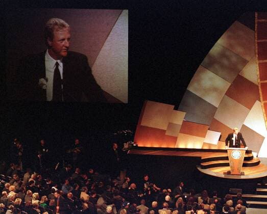 Larry Bird (USA) auf dem Podium und auf der Videoleinwand bei seiner Dankesrede nach der Aufnahme in die Basketball Hall of Fame -  (SPR98100202) Basketball Herren NBA 1998 1999, Hall of Fame, Famer, HOF, Induction, Aufnahme, Auszeichnung, Ehrung Totale Springfield Basketball Herren NBA 1998 1999, Hall of Fame, Famer, HOF, Induction, Aufnahme, Auszeichnung, Ehrung Totale Springfield