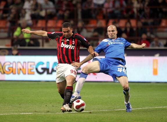 Ronaldo (AC Mailand, li.) gegen Andrea Raggi (Empoli) - Fußball Herren Serie A 2006 2007, 1. Italienische Liga, AC Mailand Empoli FC 3-1 Gruppe Mailand Dynamik, Fußball Herren Serie A 2006 2007, 1. Italienische Liga, AC Mailand Empoli FC 3-1 Gruppe Mailand Dynamik,