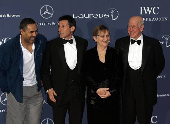 Fußball trifft Leichtathletik bei den Laureus Sports Awards 2007, v.re.: Sir Bobby Charlton mit Ehefrau Norma sowie Sebastian Coe und Daley Thompson (alle Großbritannien) Leichtathletik Herren Laureus World Sports Awards 2007, Sportoscar, Gala, Sportgala, Wahl, Sportlerwahl, Preisverleihung Gruppe Zehnkampf, Mehrkampf Mittelstrecke, Barcelona Harmonie, Freude, Leichtathletik Herren Laureus World Sports Awards 2007, Sportoscar, Gala, Sportgala, Wahl, Sportlerwahl, Preisverleihung Gruppe Zehnkampf, Mehrkampf Mittelstrecke, Barcelona Harmonie, Freude,