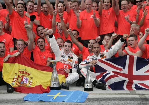 Fernando Alonso (Spanien, li.) und der Zweitplatzierte Lewis Hamilton (England beide McLaren Mercedes) bejubeln zusammen mit ihrer Crew den Doppelsieg beim GP von Malaysia 2007 Motorsport Grand Prix Herren Großer Preis von Malaysia 2007, Formel 1 Weltmeisterschaft, F1, F, GP, WM Totale Kuala Lumpur Sepang Motorsport Grand Prix Herren Großer Preis von Malaysia 2007, Formel 1 Weltmeisterschaft, F1, F, GP, WM Totale Kuala Lumpur Sepang