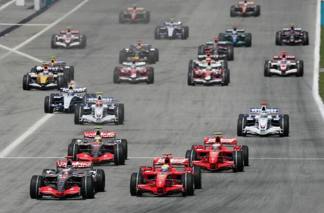 Start zum GP von Malaysia 2007, die führenden Boliden sind nach Marken geordnet: Fernando Alonso (Spanien, li.) vor Lewis Hamilton (England beide McLaren Mercedes), Felipe Massa (Brasilien) vor Kimi Räikkönen (Finnland beide Ferrari, re.) sowie ... Motorsport Grand Prix Herren Großer Preis von Malaysia 2007, Formel 1 Weltmeisterschaft, F1, F, GP, WM Totale Kuala Lumpur Sepang Motorsport Grand Prix Herren Großer Preis von Malaysia 2007, Formel 1 Weltmeisterschaft, F1, F, GP, WM Totale Kuala Lumpur Sepang