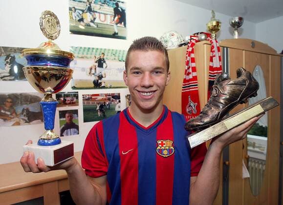 Lukas Podolski (Deutschland Köln) präsentiert stolz Teile seiner Trophäensammlung Fußball 1. BL Herren Saison 2003 2004, 1. FC Köln, Fotostory, Homestory, Fotoshooting, Trikot, FC Barcelona, Barca Einzelbild Köln Freude, Fußball 1. BL Herren Saison 2003 2004, 1. FC Köln, Fotostory, Homestory, Fotoshooting, Trikot, FC Barcelona, Barca Einzelbild Köln Freude,