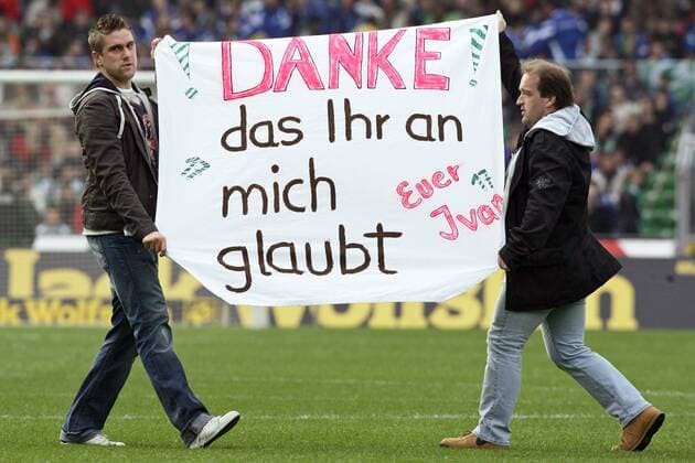 Danke! das Ihr an mich glaubt, Euer Ivan - Ivan Klasnic (Bremen, li.) bedankt sich für die Unterstützung während seiner schweren Erkrankung Fußball 1. BL Herren Saison 2006 2007, SV Werder Bremen Gruppe Bremen Fußball 1. BL Herren Saison 2006 2007, SV Werder Bremen Gruppe Bremen