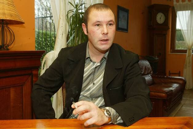 Jean Marc Bosman (Belgien) in seinem heimischen Wohnzimmer Fußball Herren Fußball 2004, Fotoshooting, Fotostory, Homestory, privat Einzelbild Lüttich Fußball Herren Fußball 2004, Fotoshooting, Fotostory, Homestory, privat Einzelbild Lüttich