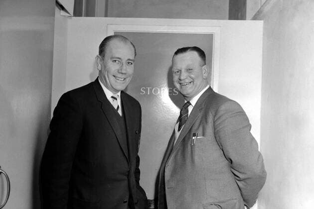 Trainer Leslie McDowall (li.) und Co Trainer George Poyser (beide Manchester City) -  Fußball Herren English Football League First Division 1962 1963, One, 1. Englische Liga, Manchester City Gruppe Aufnahmedatum geschätzt Manchester Harmonie, Fußball Herren English Football League First Division 1962 1963, One, 1. Englische Liga, Manchester City Gruppe Aufnahmedatum geschätzt Manchester Harmonie,