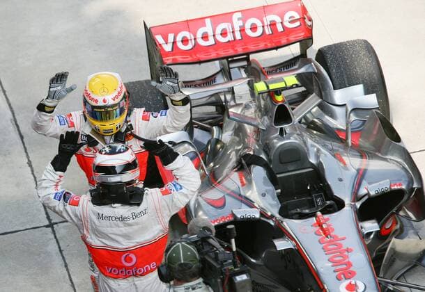 Lewis Hamilton (England, hi.) und Fernando Alonso (Spanien beide McLaren Mercedes) klatschen sich nach ihrem Doppelsieg beim GP von Malaysia 2007 ab Motorsport Grand Prix Herren Großer Preis von Malaysia 2007, Formel 1 Weltmeisterschaft, F1, F, GP, WM Gruppe Kuala Lumpur Sepang Freude, Motorsport Grand Prix Herren Großer Preis von Malaysia 2007, Formel 1 Weltmeisterschaft, F1, F, GP, WM Gruppe Kuala Lumpur Sepang Freude,
