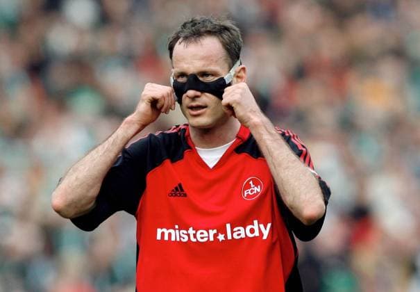 Markus Schroth (Nürnberg) richtet seinen Gesichtsschutz Fußball 1. BL Herren Saison 2006 2007, 1. FC Nürnberg Einzelbild Bremen Fußball 1. BL Herren Saison 2006 2007, 1. FC Nürnberg Einzelbild Bremen