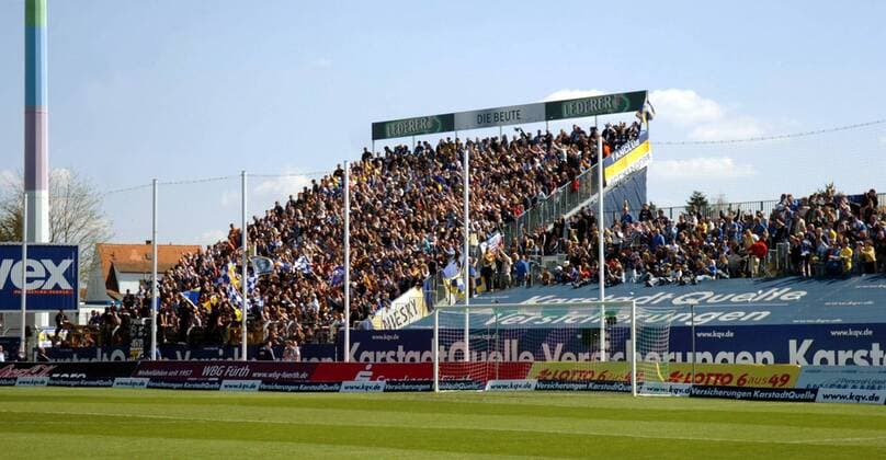 Fußballfans aus Jena im Gästeblock des Playmobil Stadions, Heimspielstätte von der SpVgg Greuther Fürth Fußball 2. BL Herren Saison 2006 2007, SpVgg Greuther Fürth - FC Carl Zeiss Jena 2:0 Totale Playmobilstadion Fürth Fußball 2. BL Herren Saison 2006 2007, SpVgg Greuther Fürth - FC Carl Zeiss Jena 2:0 Totale Playmobilstadion Fürth