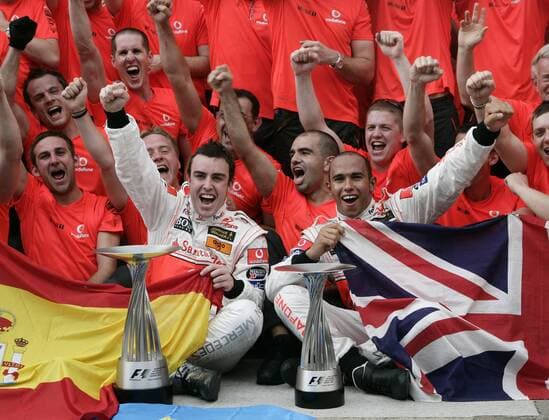 Sieger Fernando Alonso (Spanien, li.) und Lewis Hamilton (England McLaren Mercedes) bejubeln den Sieg beim GP Malaysia 2007 mit ihrer Crew Motorsport Grand Prix Herren Großer Preis von Malaysia 2007, Formel 1 Weltmeisterschaft, F1, F, GP, WM Gruppe Kuala Lumpur Sepang Freude, Begeisterung, Motorsport Grand Prix Herren Großer Preis von Malaysia 2007, Formel 1 Weltmeisterschaft, F1, F, GP, WM Gruppe Kuala Lumpur Sepang Freude, Begeisterung,