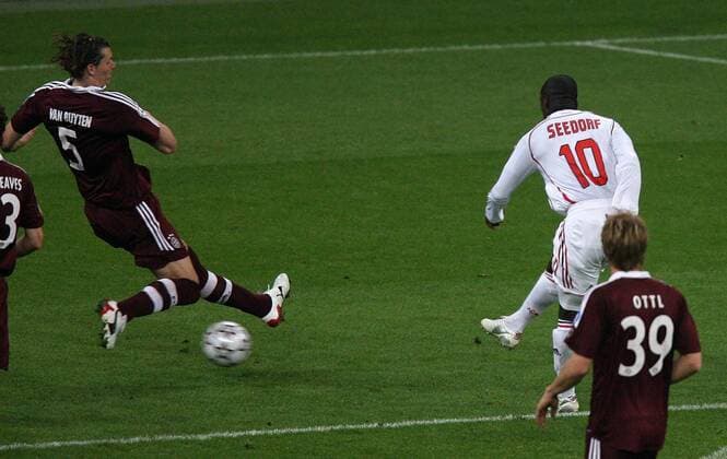 Clarence Seedorf (AC Mailand, re.) erzielt das 1:0 gegen Daniel van Buyten (Bayern) -  Fußball EC 1 Herren Champions League 2006 2007, FC Bayern München - AC Mailand 0:2, Viertelfinale, Milan Gruppe München Fußball EC 1 Herren Champions League 2006 2007, FC Bayern München - AC Mailand 0:2, Viertelfinale, Milan Gruppe München