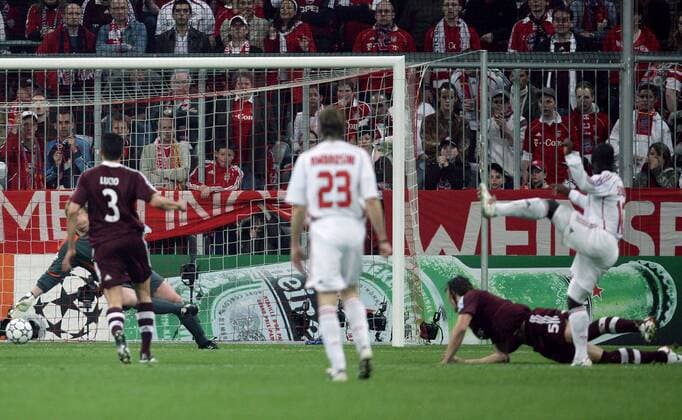 Torwart Oliver Kahn (Bayern) machtlos beim 0:1 durch Clarence Seedorf (AC Mailand, re.) Fußball EC 1 Herren Champions League 2006 2007, FC Bayern München - Milan 0:2 Totale München Dynamik, Fußball EC 1 Herren Champions League 2006 2007, FC Bayern München - Milan 0:2 Totale München Dynamik,