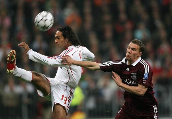 Alessandro Nesta (AC Mailand, li.) gegen Lukas Podolski (Bayern) -  Fußball EC 1 Herren Champions League 2006 2007, FC Bayern München - AC Mailand 0:2, Viertelfinale, Milan Gruppe München Dynamik, Fußball EC 1 Herren Champions League 2006 2007, FC Bayern München - AC Mailand 0:2, Viertelfinale, Milan Gruppe München Dynamik,
