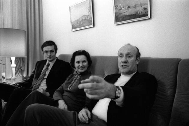 Familientreffen im Wohnzimmer der Schöns, v.re.: Bundestrainer Helmut Schön (BR Deutschland), Frau Aneliese Schön, Sohn Stephan Schön Fußball Herren Nationalmannschaft 1970, Fotoshooting, Homestory, Fotostory Gruppe Aufnahmedatum geschätzt Fußball Herren Nationalmannschaft 1970, Fotoshooting, Homestory, Fotostory Gruppe Aufnahmedatum geschätzt