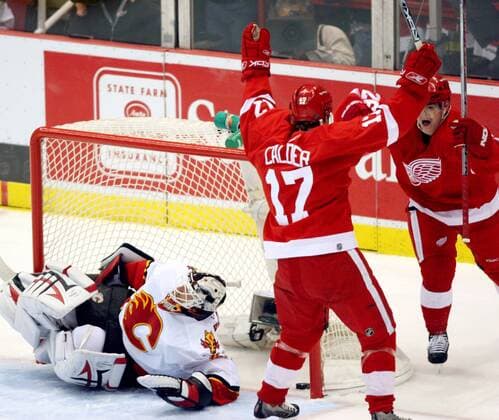 Kyle Calder (Mitte) und Jiri Hudler (beide Detroit Red Wings) - Torjubel, Torwart Miikka Kiprusoff (Calgary Flames) enttäuscht -  (DEP2007041206) Eishockey Herren NHL 2006 2007, Playoffs, Playoff, Play Offs, Off, Detroit Red Wings - Calgary Flames (Kanada) 4:1 Gruppe Detroit Freude, Enttäuschung, Eishockey Herren NHL 2006 2007, Playoffs, Playoff, Play Offs, Off, Detroit Red Wings - Calgary Flames (Kanada) 4:1 Gruppe Detroit Freude, Enttäuschung,