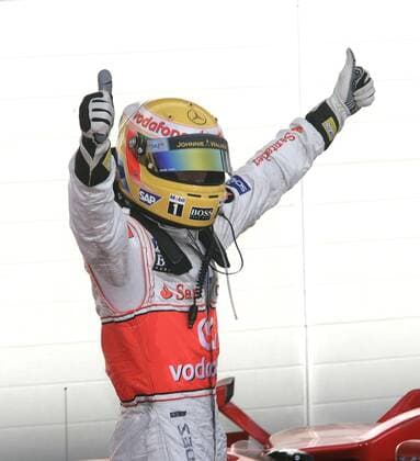 Lewis Hamilton (England McLaren Mercedes) jubelt über seinen zweiten Platz beim GP von Bahrain 2007 Motorsport Grand Prix Herren Großer Preis von Bahrain 2007, Formel 1 Weltmeisterschaft, F1, F, GP, WM Einzelbild Manama, Sakhir Freude, Motorsport Grand Prix Herren Großer Preis von Bahrain 2007, Formel 1 Weltmeisterschaft, F1, F, GP, WM Einzelbild Manama, Sakhir Freude,