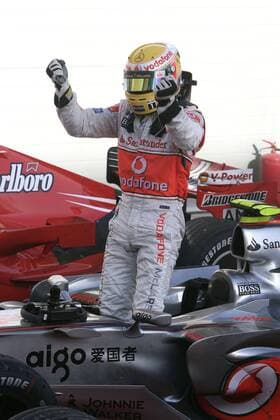 Lewis Hamilton (England McLaren Mercedes) jubelt über seinen zweiten Platz beim GP von Bahrain 2007 Motorsport Grand Prix Herren Großer Preis von Bahrain 2007, Formel 1 Weltmeisterschaft, F1, F, GP, WM Einzelbild Manama, Sakhir Freude, Motorsport Grand Prix Herren Großer Preis von Bahrain 2007, Formel 1 Weltmeisterschaft, F1, F, GP, WM Einzelbild Manama, Sakhir Freude,