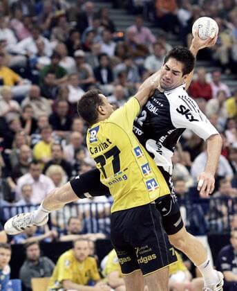 Nikola Karabatic (Kiel, re.) gegen Christian Caillat (Kronau) Handball 1. BL Herren DHB Pokal 2006 2007, Pokalspiel, Finale, Endspiel, Rhein Neckar Löwen Gruppe Final Four, FinalFour, 4, Endrunde, Finalrunde Hamburg Handball 1. BL Herren DHB Pokal 2006 2007, Pokalspiel, Finale, Endspiel, Rhein Neckar Löwen Gruppe Final Four, FinalFour, 4, Endrunde, Finalrunde Hamburg