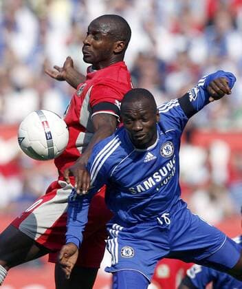 Claude Makelele (Chelsea, re.) gegen Jason Roberts (Blackburn) - EDITORIAL USE ONLY. No use with unauthorised audio, video, data, fixture lists, club league logos or live services. Online in-match use limited to 120 images, no video emulation. No use in betting, games or single club league player publications. Fußball Herren English FA Cup 2006 2007, Englischer Pokal, Pokalspiel, Halbfinale Gruppe Manchester Dynamik, Kampf, Fußball Herren English FA Cup 2006 2007, Englischer Pokal, Pokalspiel, Halbfinale Gruppe Manchester Dynamik, Kampf,