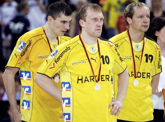 Oleg Velyky (Mitte), Andrej Siniak (re.) und Sergiy Shelmenko (alle Kronau) enttäuscht über das verlorene Pokalendspiel des DHB Pokals 2006 2007 Handball 1. BL Herren DHB Pokal 2006 2007, Pokalspiel, Finale, Endspiel, Rhein Neckar Löwen Gruppe Final Four, FinalFour, 4, Endrunde, Finalrunde Hamburg Enttäuschung, Handball 1. BL Herren DHB Pokal 2006 2007, Pokalspiel, Finale, Endspiel, Rhein Neckar Löwen Gruppe Final Four, FinalFour, 4, Endrunde, Finalrunde Hamburg Enttäuschung,