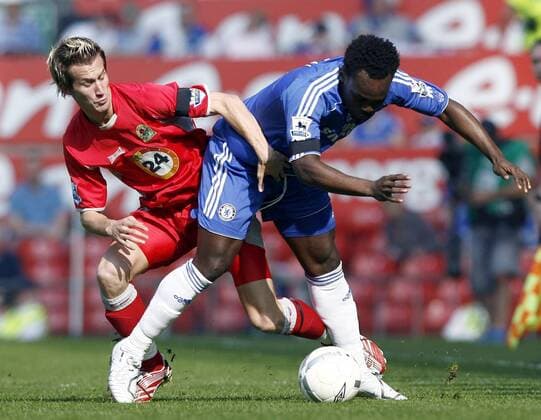 Mickael Essien (Chelsea, re.) gegen Morten Gamst Pedersen (Blackburn) - EDITORIAL USE ONLY. No use with unauthorised audio, video, data, fixture lists, club league logos or live services. Online in-match use limited to 120 images, no video emulation. No use in betting, games or single club league player publications. Fußball Herren English FA Cup 2006 2007, Englischer Pokal, Pokalspiel, Halbfinale Gruppe Manchester Dynamik, Kampf, Fußball Herren English FA Cup 2006 2007, Englischer Pokal, Pokalspiel, Halbfinale Gruppe Manchester Dynamik, Kampf,
