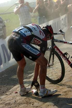 Lars Michaelsen (Dänemark CSC) sammelt nach einem Sturz seine Trinkflasche wieder ein -  Radsport Herren Paris Roubaix 2007, ProTour, Straßenradsport, Straße, Rad, Einzelbild Radsport Herren Paris Roubaix 2007, ProTour, Straßenradsport, Straße, Rad, Einzelbild