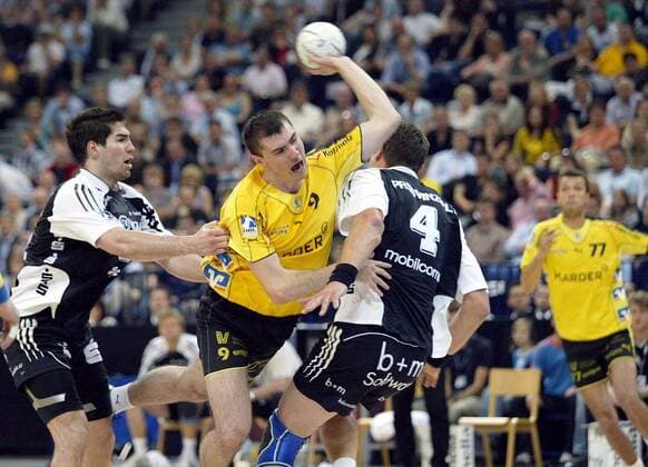 Sergiy Shelmenko (Östringen, Mitte) gegen Nicola Karabatic (Kiel, li.) Handball 1. BL Herren DHB Pokal 2006 2007, Pokalspiel, Finale, Endspiel, SG Kronau Östringen - THW Kiel 31:33 Gruppe FinalFour, Final Four, 4, Endrunde, Finalrunde Hamburg Dynamik, Kampf, Handball 1. BL Herren DHB Pokal 2006 2007, Pokalspiel, Finale, Endspiel, SG Kronau Östringen - THW Kiel 31:33 Gruppe FinalFour, Final Four, 4, Endrunde, Finalrunde Hamburg Dynamik, Kampf,