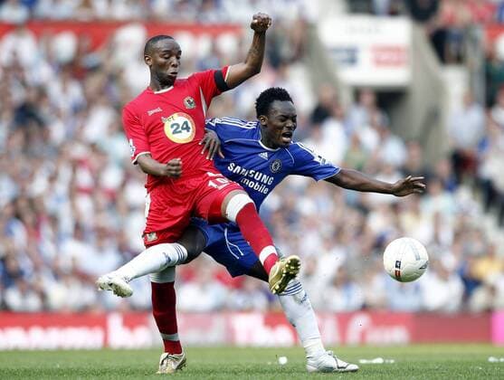 Mickael Essien (Chelsea, re.) gegen Benni McCarthy (Blackburn) - EDITORIAL USE ONLY. No use with unauthorised audio, video, data, fixture lists, club league logos or live services. Online in-match use limited to 120 images, no video emulation. No use in betting, games or single club league player publications. Fußball Herren English FA Cup 2006 2007, Englischer Pokal, Pokalspiel, Halbfinale Gruppe Blackburn Dynamik, Fußball Herren English FA Cup 2006 2007, Englischer Pokal, Pokalspiel, Halbfinale Gruppe Blackburn Dynamik,