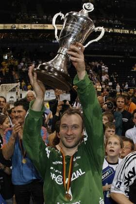 Torwart Thierry Omeyer (Kiel) präsentiert nach dem Gewinn des DHB Pokals 2006 2007 die Trophäe Handball 1. BL Herren DHB Pokal 2006 2007, Pokalspiel, Finale, Endspiel, THW Kiel Einzelbild Final Four, FinalFour, 4, Endrunde, Finalrunde Hamburg Freude, Handball 1. BL Herren DHB Pokal 2006 2007, Pokalspiel, Finale, Endspiel, THW Kiel Einzelbild Final Four, FinalFour, 4, Endrunde, Finalrunde Hamburg Freude,